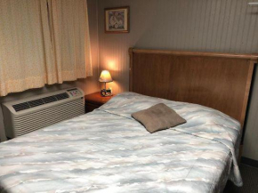 Classic Motel Room w/ In-Room Laundry & Kitchenette 1BLK to Hawk's Nest Tavern